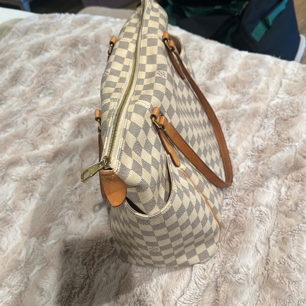 This is an authentic LOUIS VUITTON Damier Azur Totally MM. - Picture 3 of 7